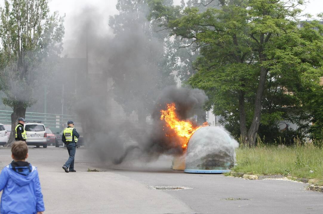 Klaipėdoje degė šiukšlių konteineris