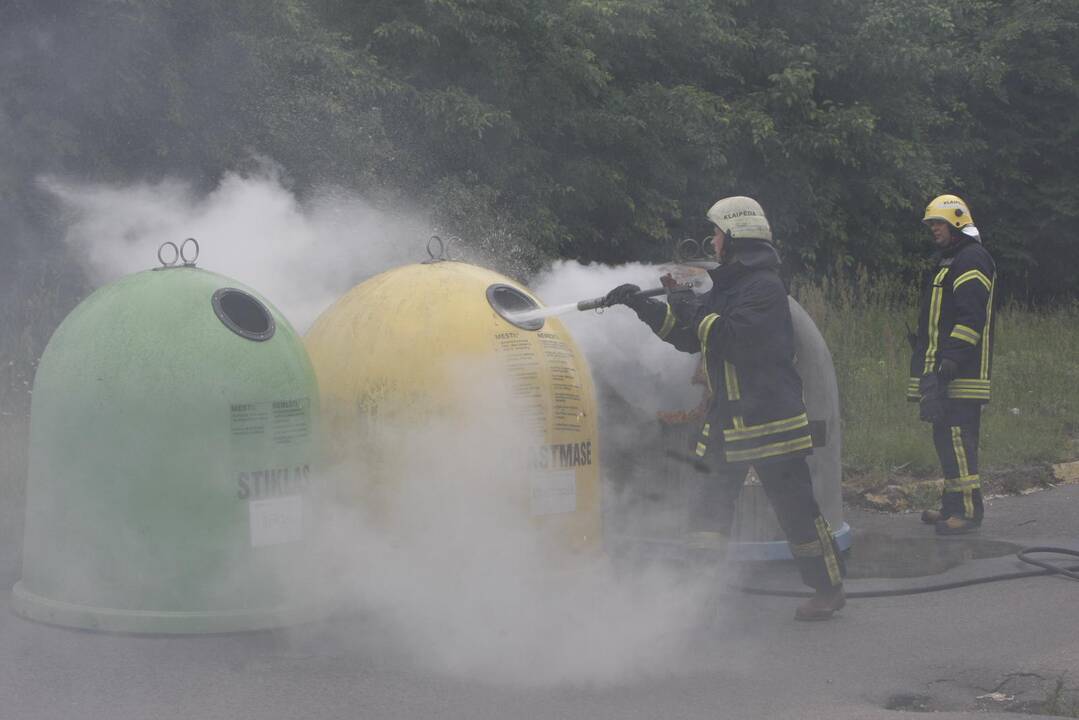 Klaipėdoje degė šiukšlių konteineris