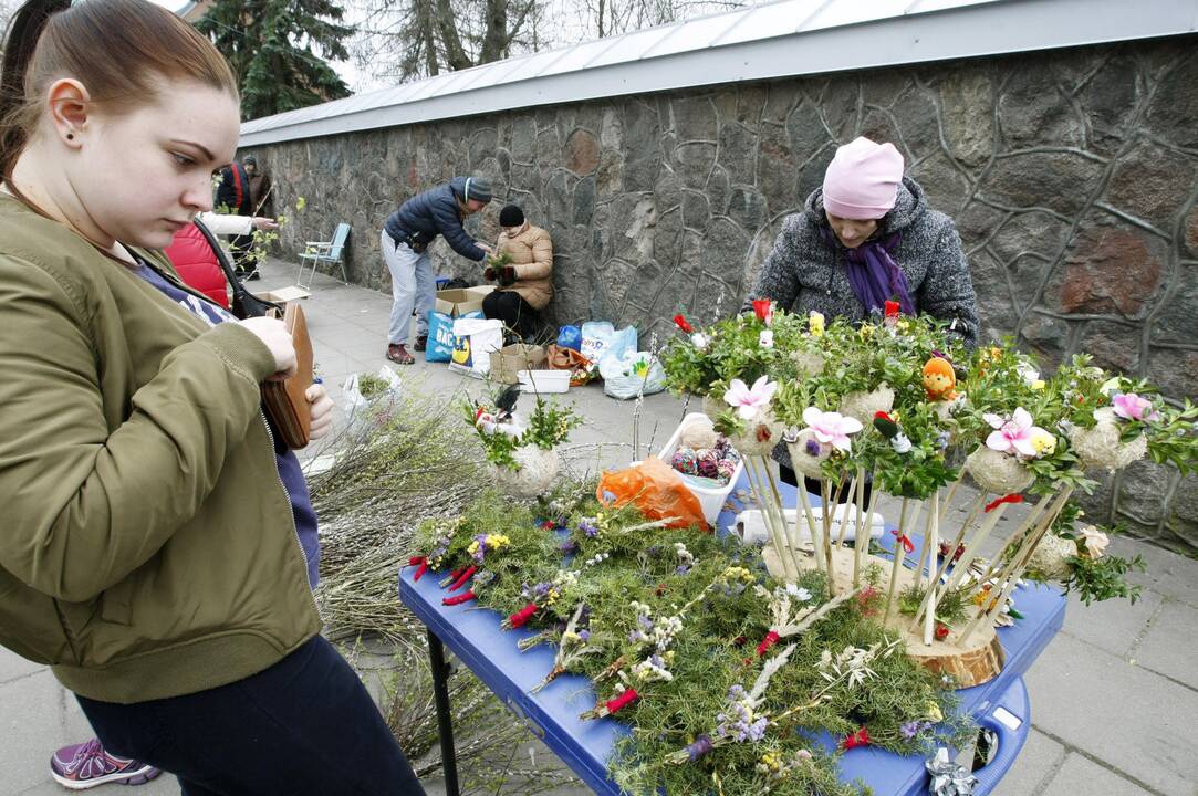 Verbų sekmadienį skubėjo į Mišias