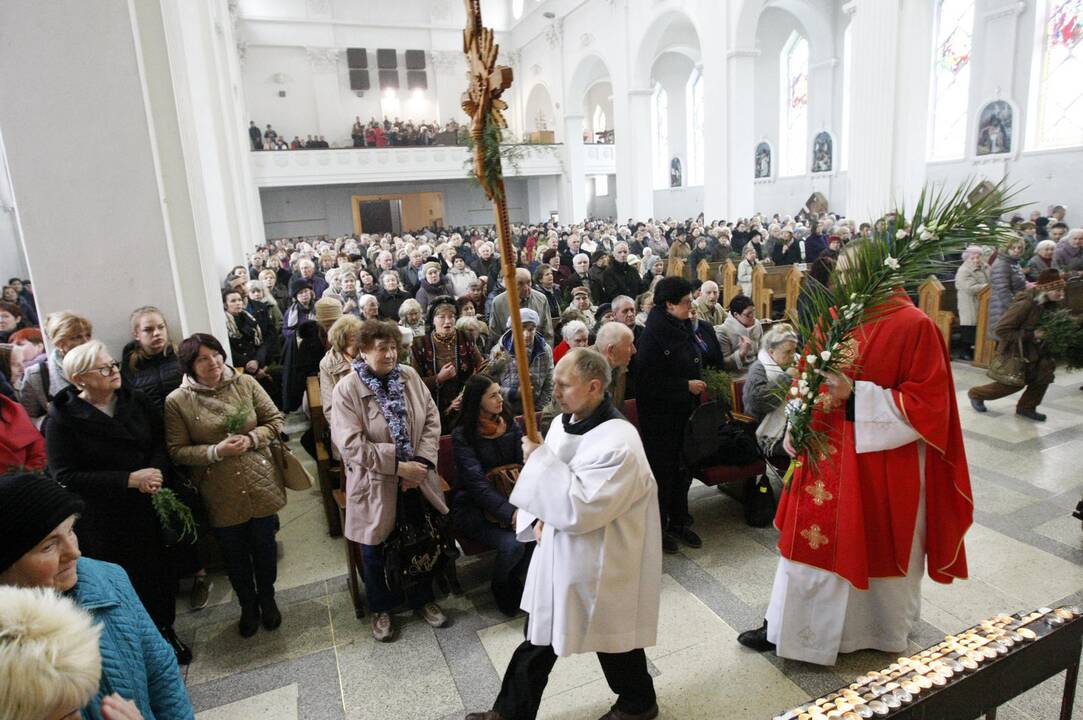 Verbų sekmadienį skubėjo į Mišias