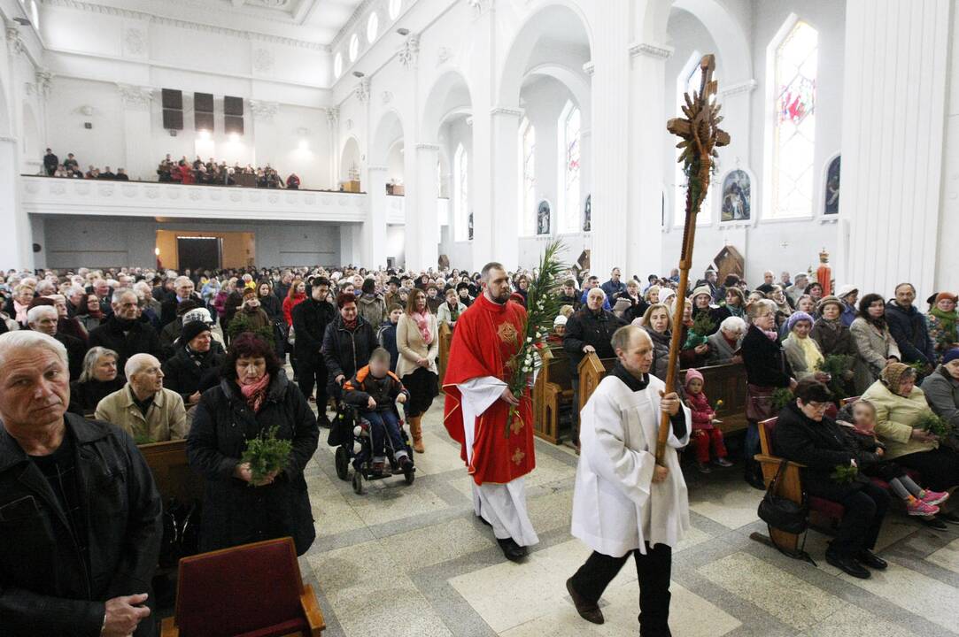 Verbų sekmadienį skubėjo į Mišias