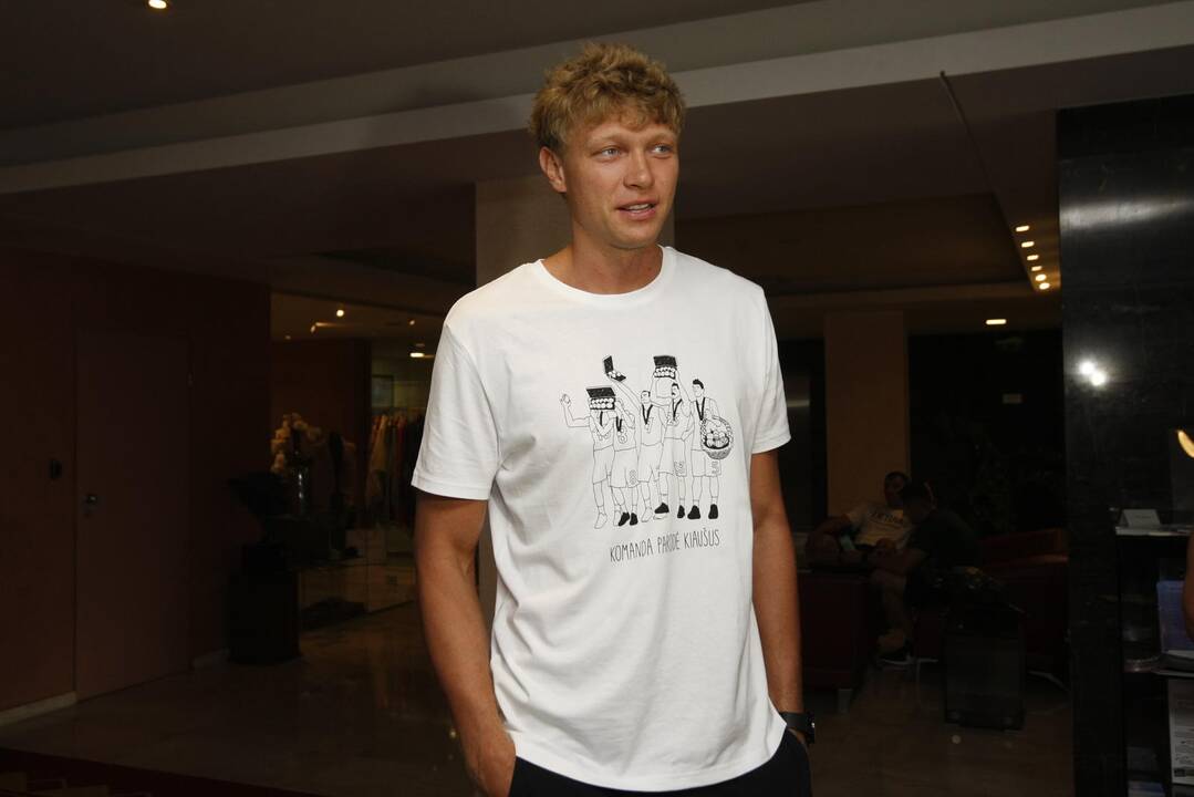 Krepšininkas M. Kuzminskas oficialiai pasirašė sutartį su „Olympiacos“