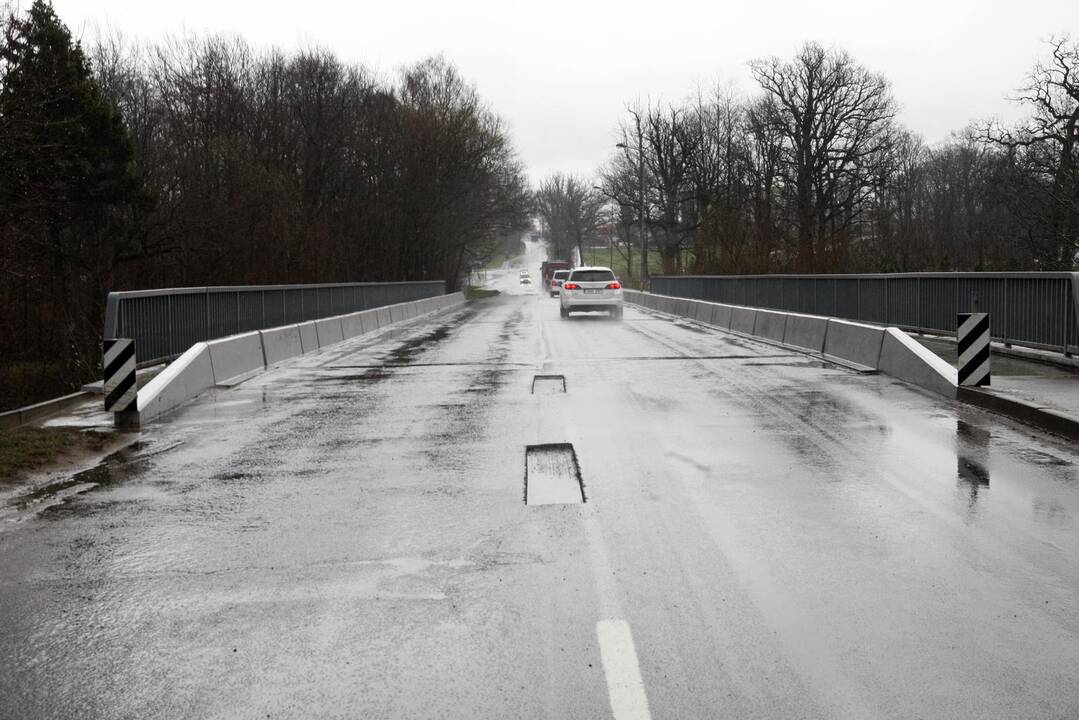 Lietus sustabdė duobių lopymą