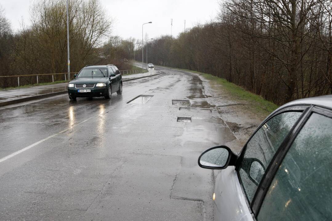 Lietus sustabdė duobių lopymą