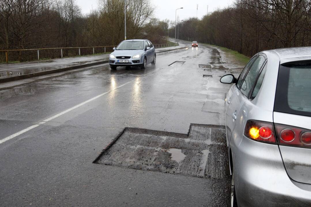 Lietus sustabdė duobių lopymą