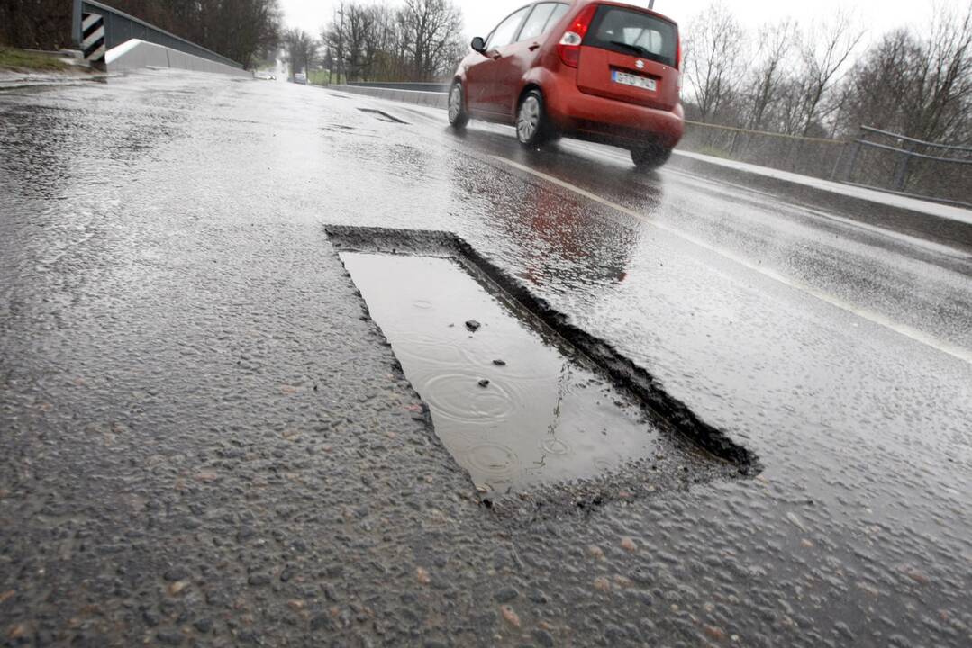 Lietus sustabdė duobių lopymą