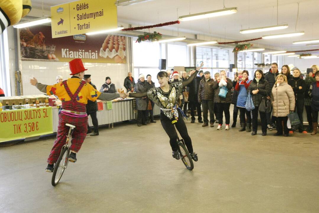 Klaipėdos Naujajame turguje lankėsi cirko artistai 