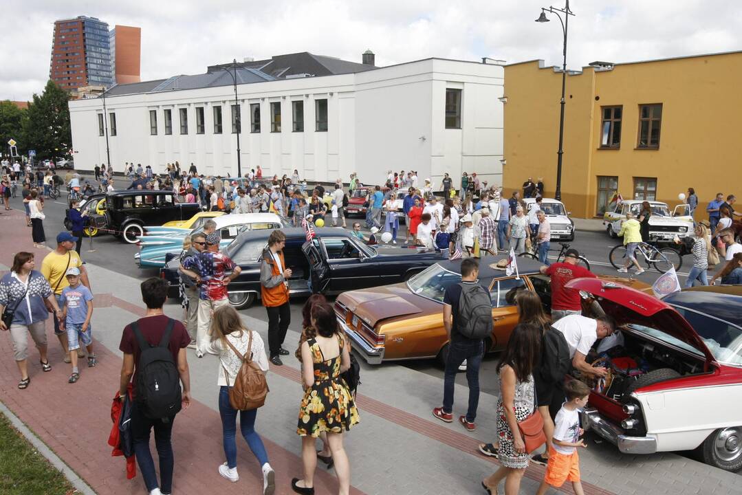 Senovinių automobilių paradas