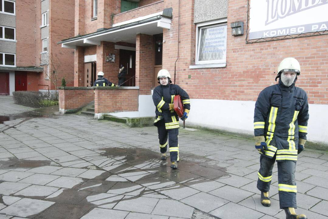 Klaipėdoje sudegė daugiabučio šiukšlių konteineris