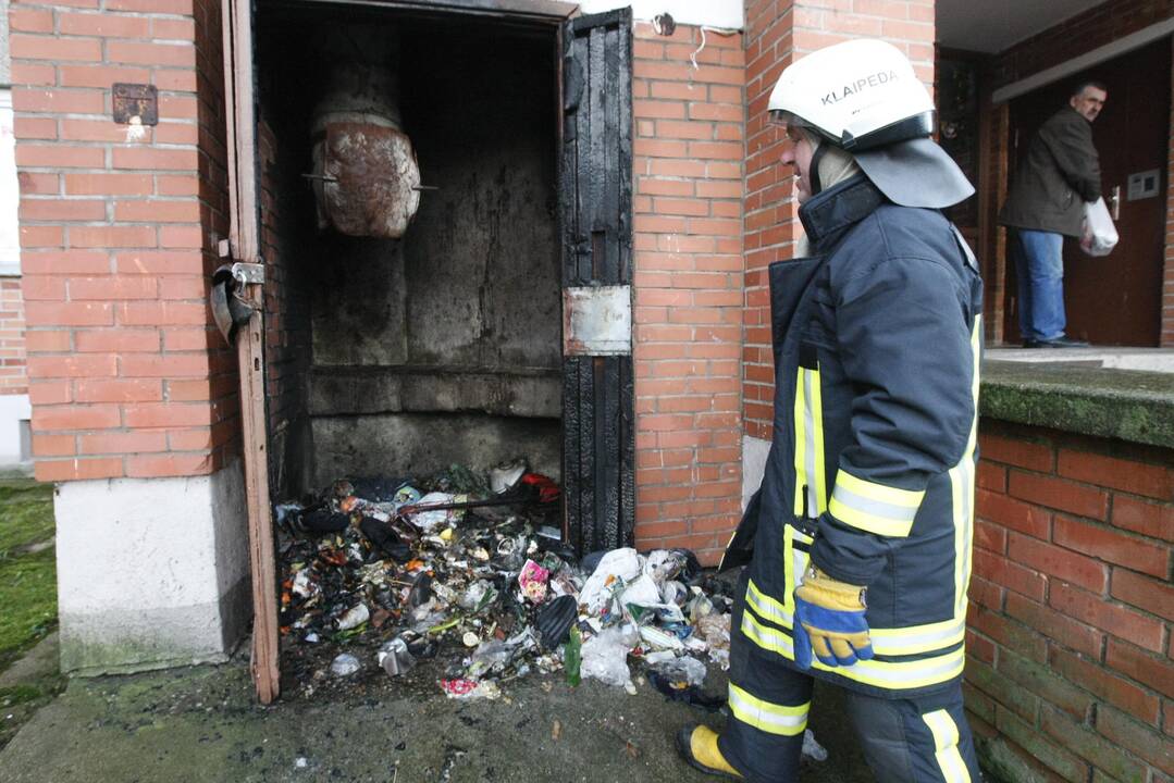 Klaipėdoje sudegė daugiabučio šiukšlių konteineris