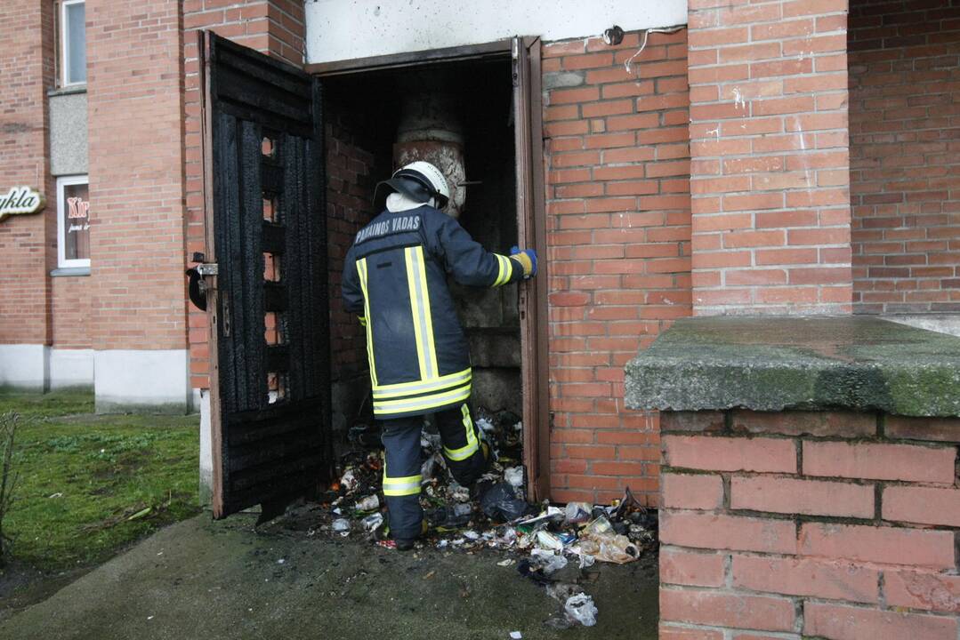 Klaipėdoje sudegė daugiabučio šiukšlių konteineris