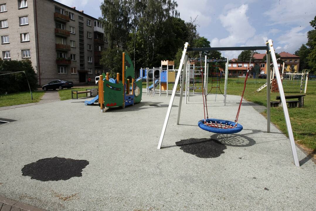 Naujos žaidimų aikštelės greitai tapo nepatrauklios: pastatė vaikams, laužo paaugliai