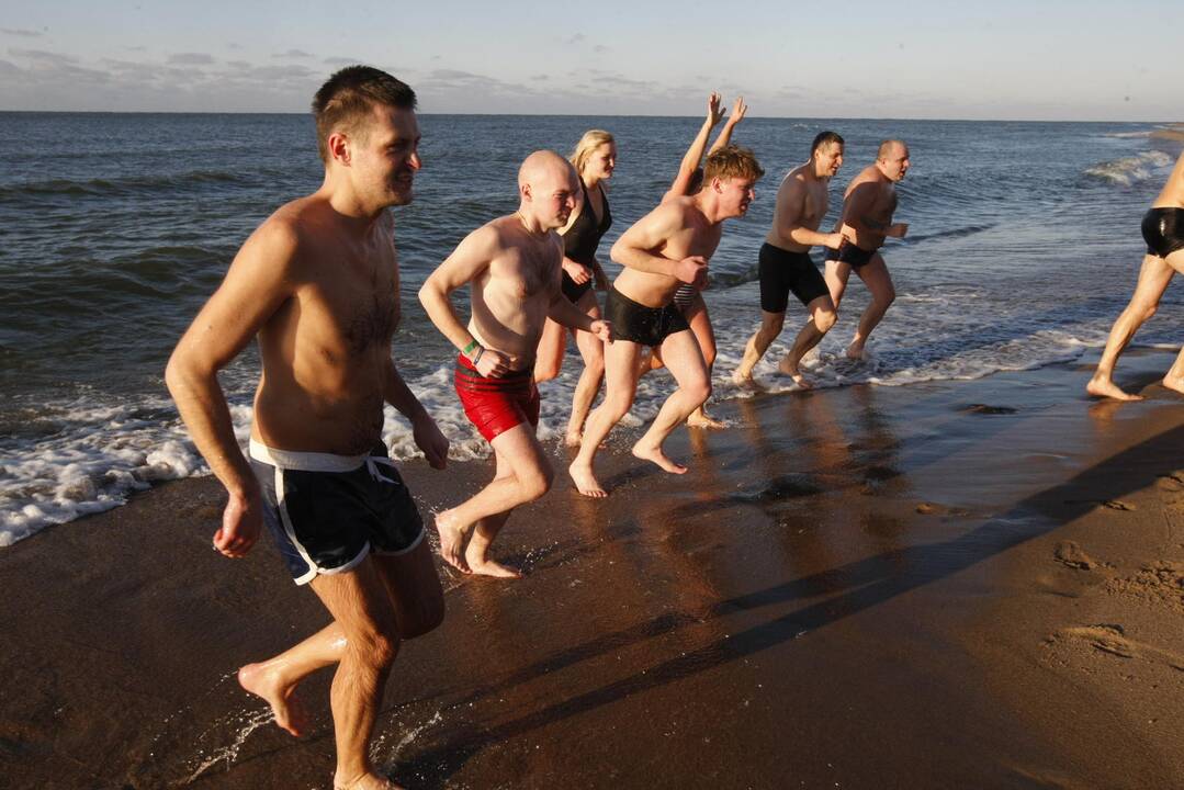 Sveikuoliai nėrė į ledinę Baltiją