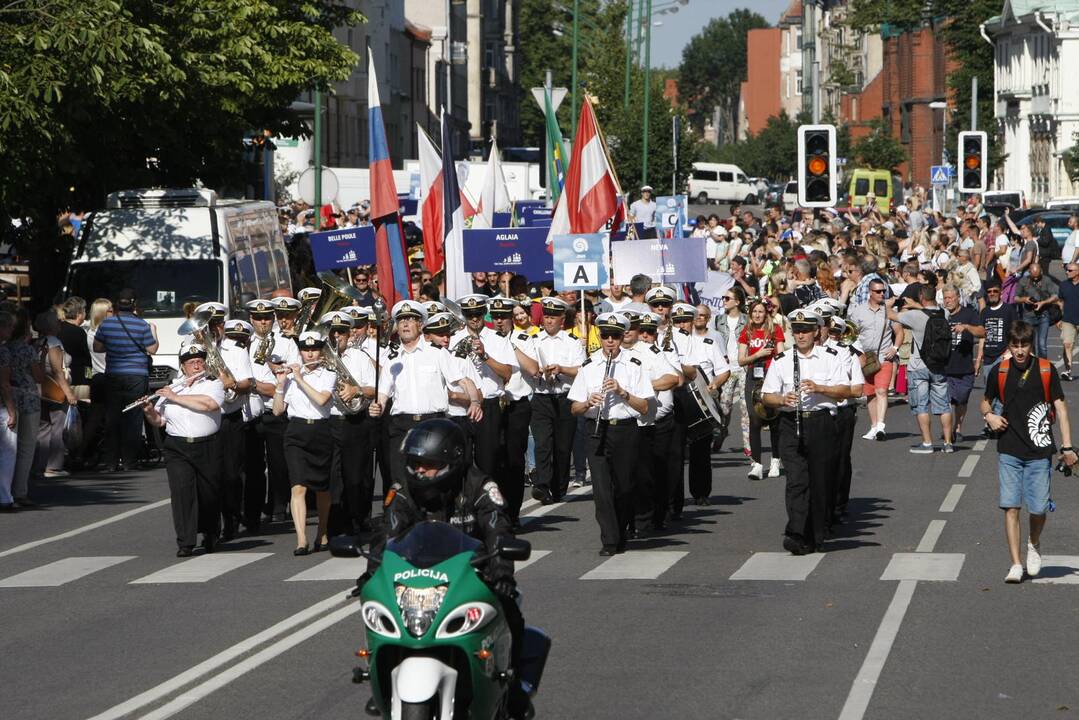 Burlaivių įgulų eisena Klaipėdos gatvėmis