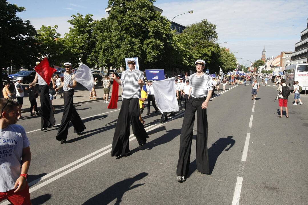 Burlaivių įgulų eisena Klaipėdos gatvėmis