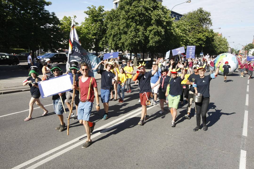 Burlaivių įgulų eisena Klaipėdos gatvėmis