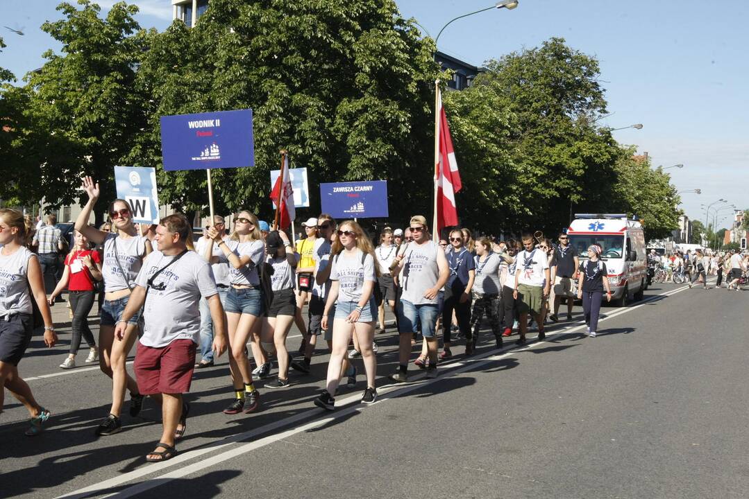 Burlaivių įgulų eisena Klaipėdos gatvėmis