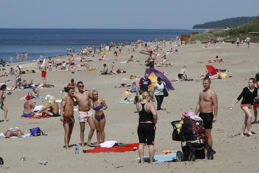 Vasara išties atėjo: pramogautojai atidarė deginimosi sezoną