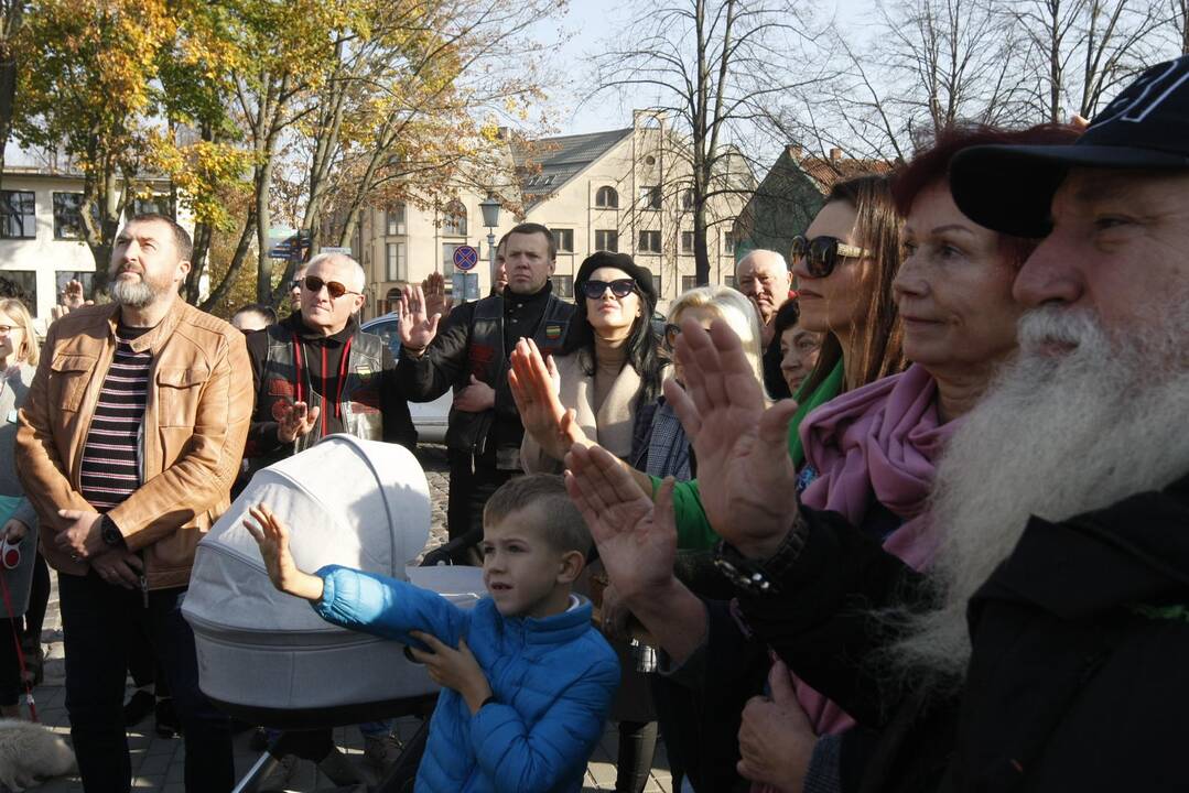 Į Bengaliją motociklininkai išvyko su duona ir lašiniais