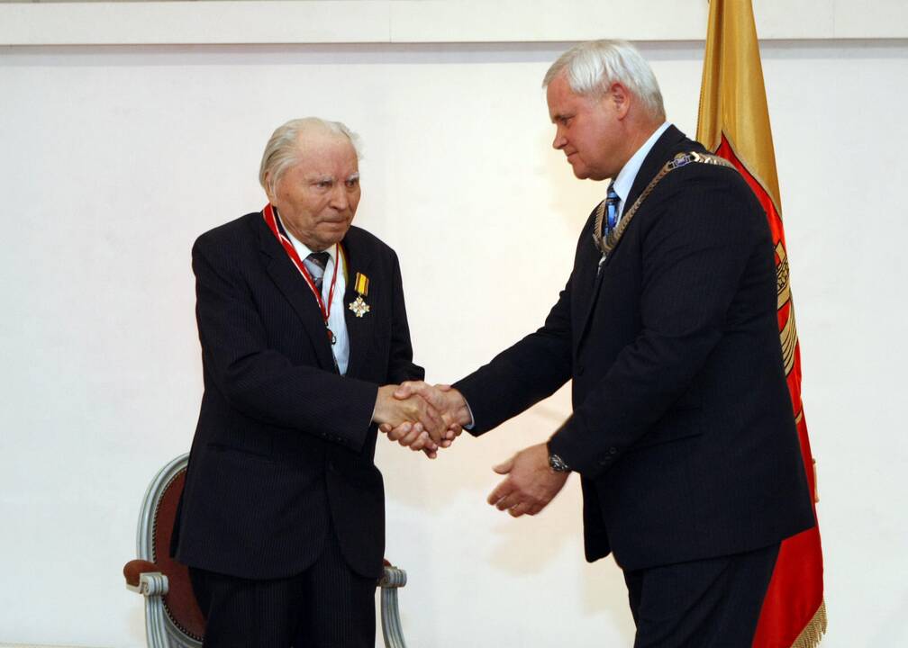 Klaipėdos garbės piliečio regalijų įteikimo Vaclovui Straukui ceremonija