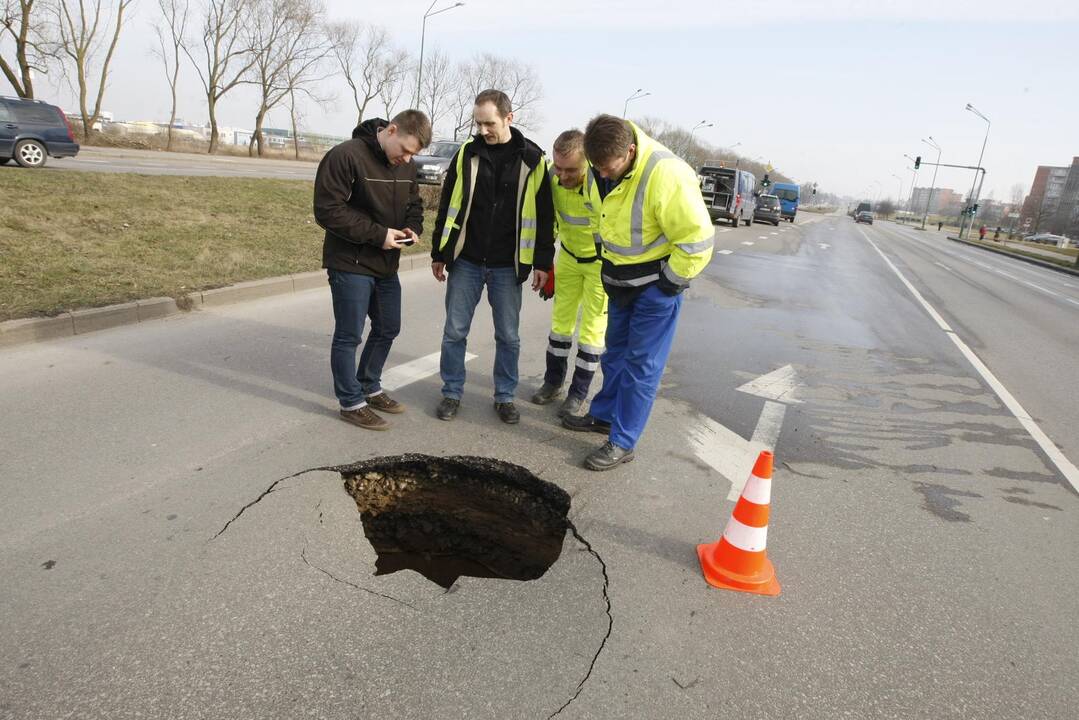 Klaipėdoje atsivėrusi smegduobė apgadino automobilius