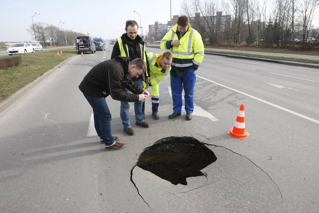 Klaipėdoje atsivėrusi smegduobė apgadino automobilius