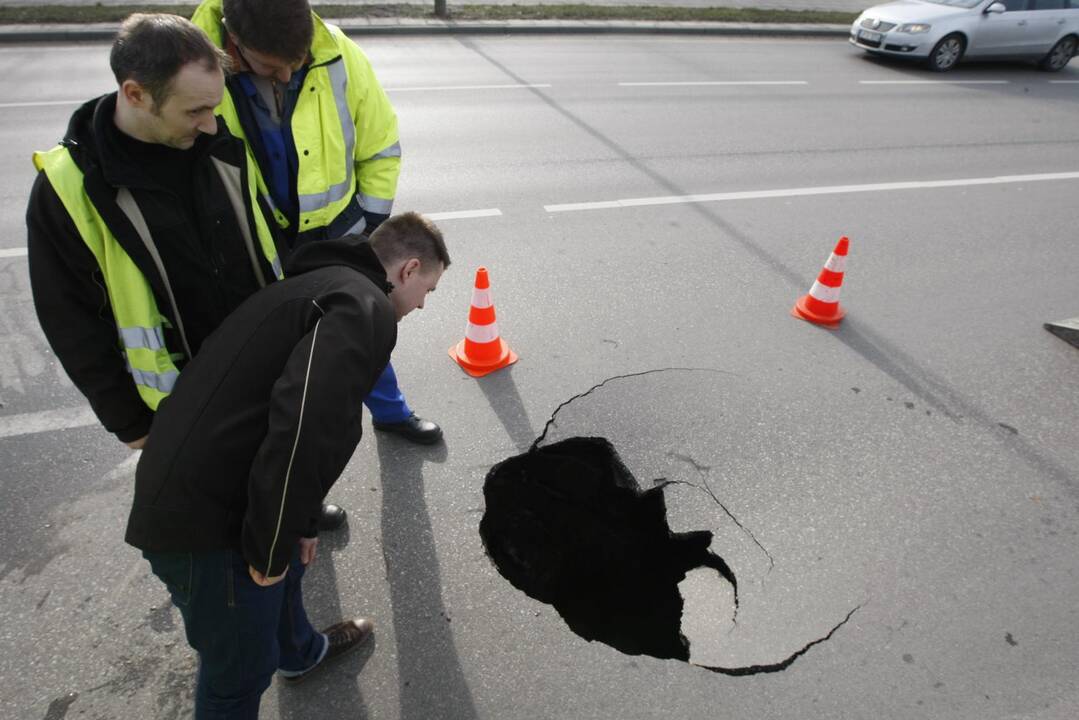 Klaipėdoje atsivėrusi smegduobė apgadino automobilius