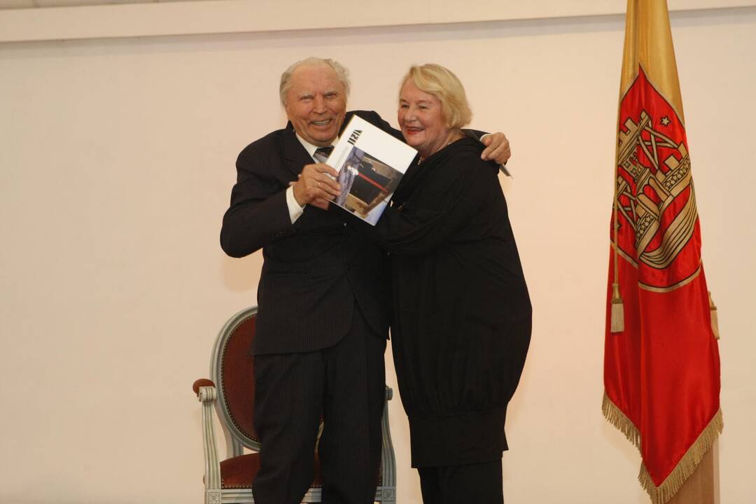 Klaipėdos garbės piliečio regalijų įteikimo Vaclovui Straukui ceremonija