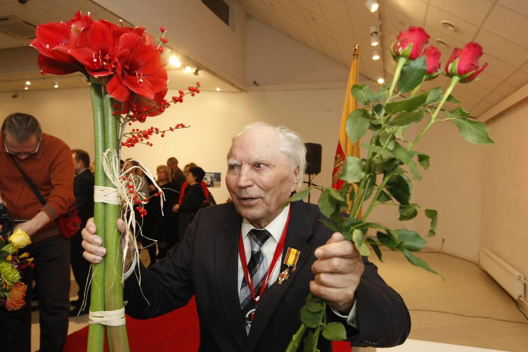 Klaipėdos garbės piliečio regalijų įteikimo Vaclovui Straukui ceremonija