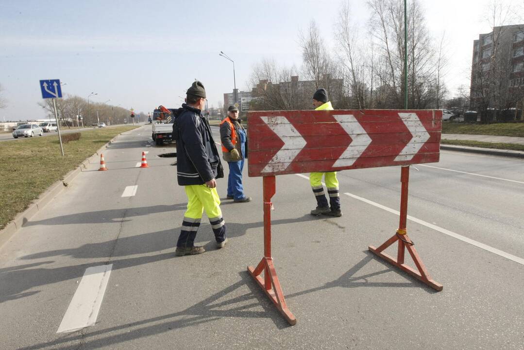 Klaipėdoje atsivėrusi smegduobė apgadino automobilius