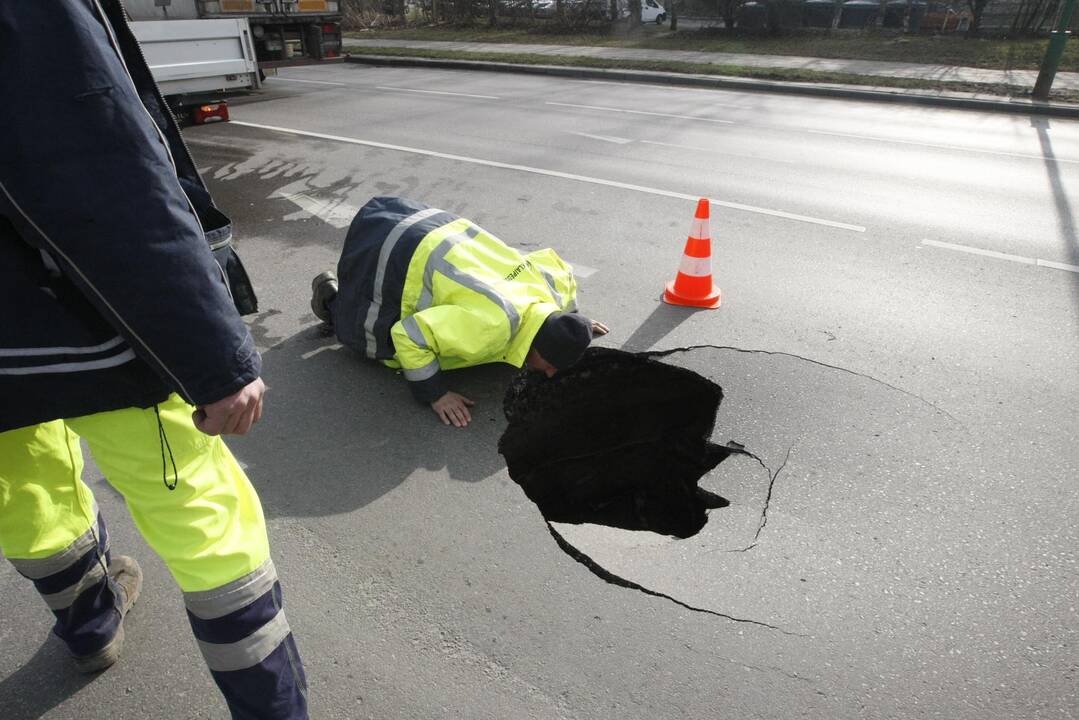 Klaipėdoje atsivėrusi smegduobė apgadino automobilius