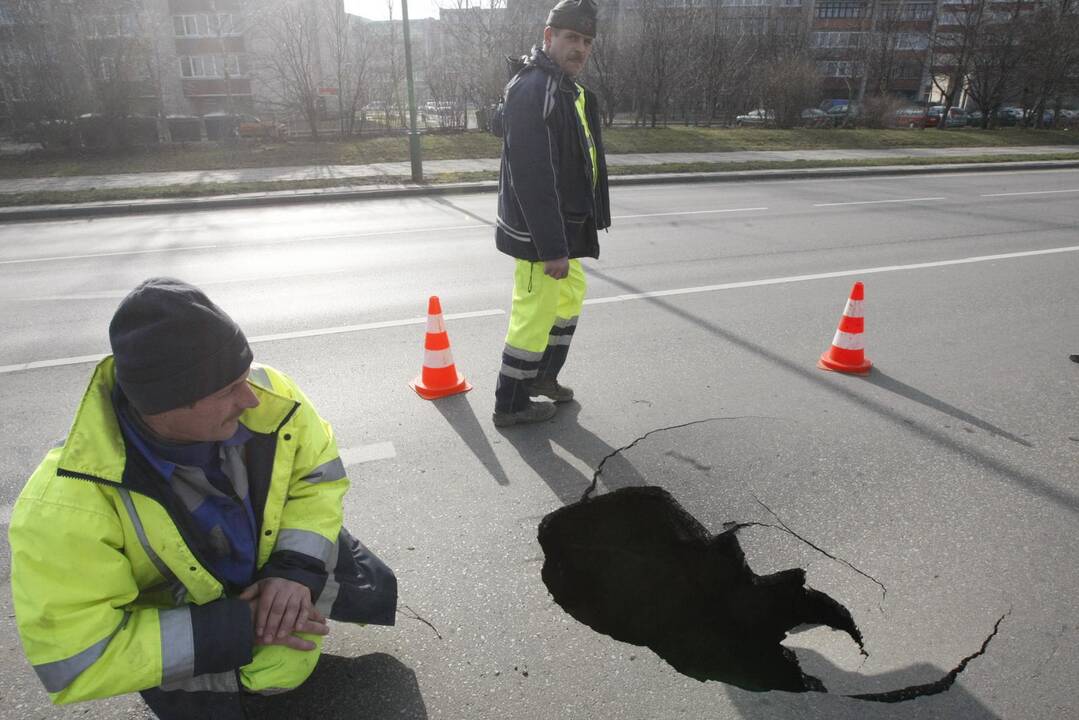 Klaipėdoje atsivėrusi smegduobė apgadino automobilius