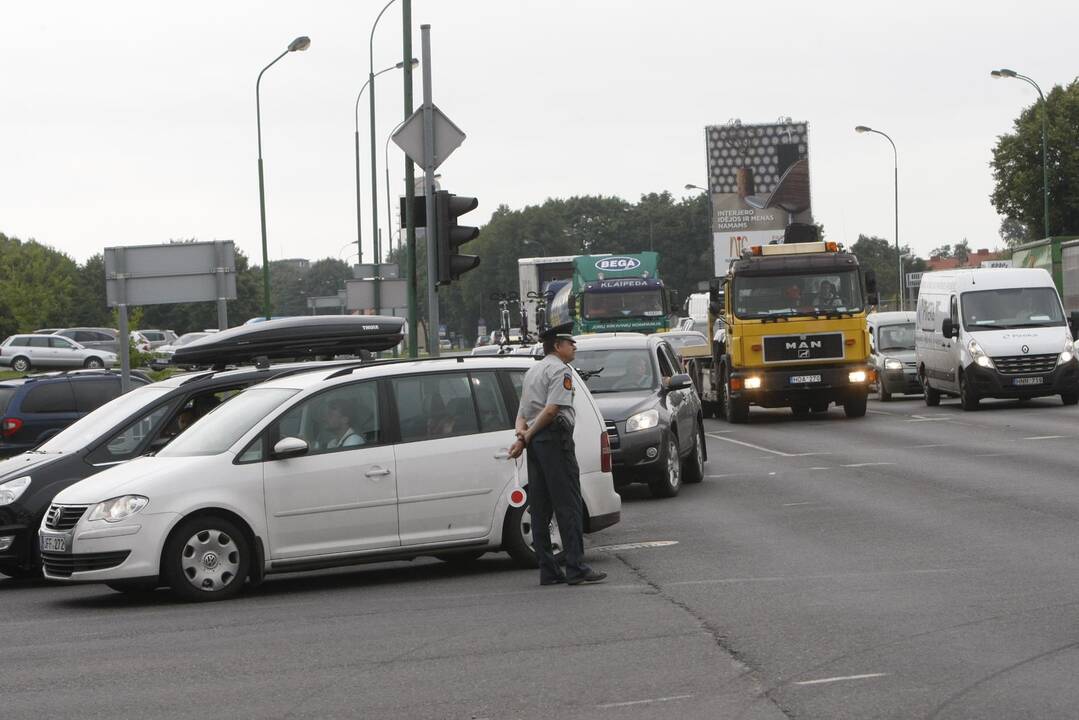 Prie keltų – automobilių spūstys