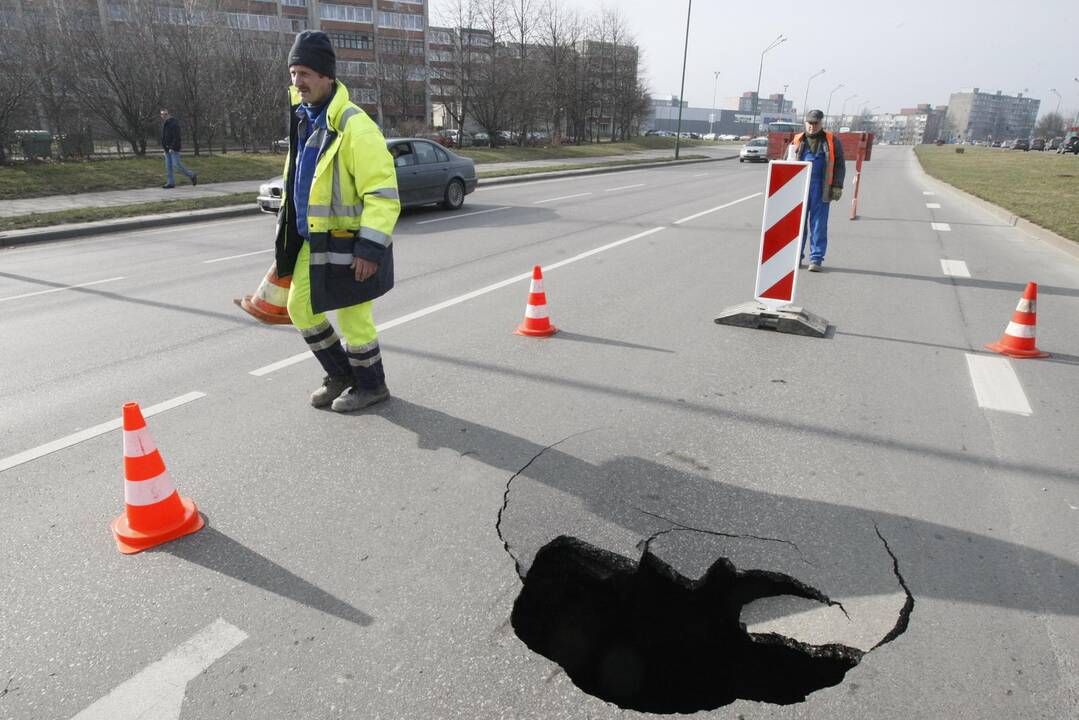 Klaipėdoje atsivėrusi smegduobė apgadino automobilius