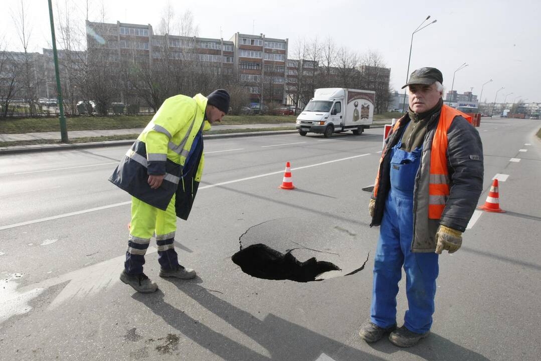 Klaipėdoje atsivėrusi smegduobė apgadino automobilius