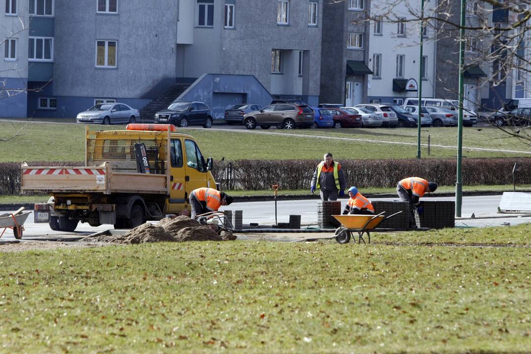 Ant šaligatvio nebeliks pelkės