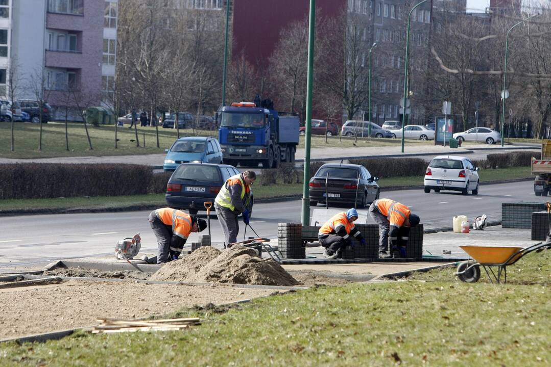 Ant šaligatvio nebeliks pelkės