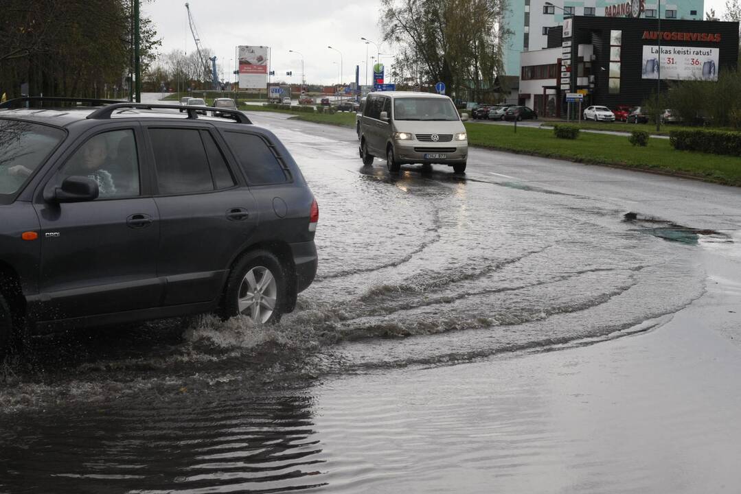 Uostamiestis vėl skęsta: smarkiai užlieta Liepų gatvė