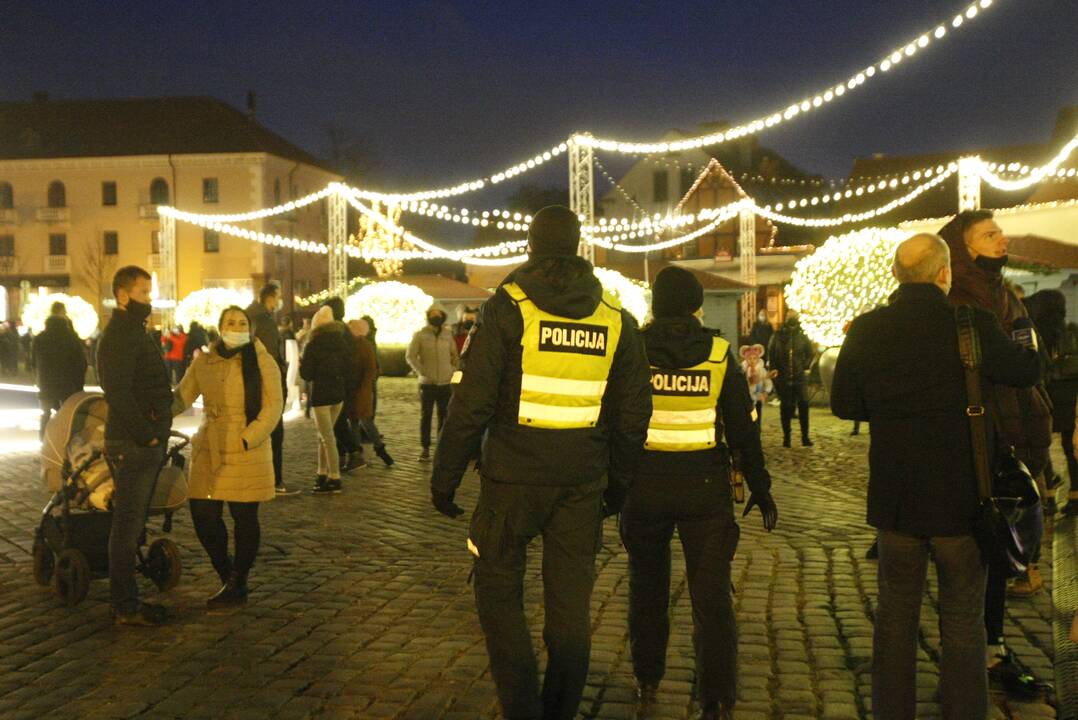 Klaipėdoje sužibo tradiciškai gyva eglė (2020)