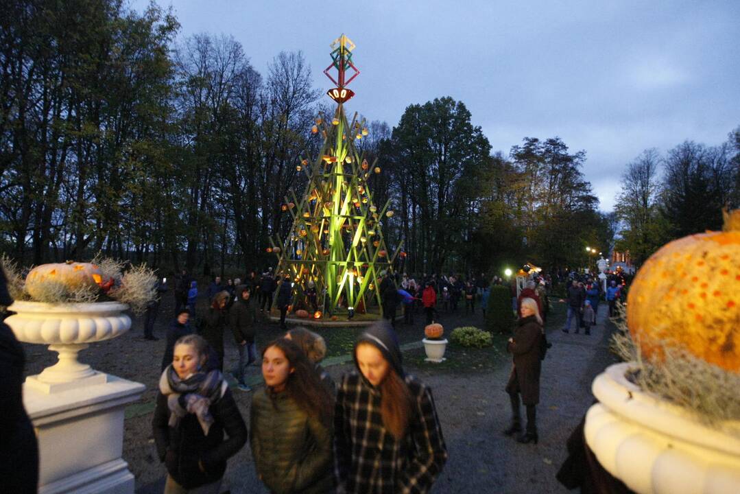 Šimtai moliūgų nušvito Švėkšnos parke