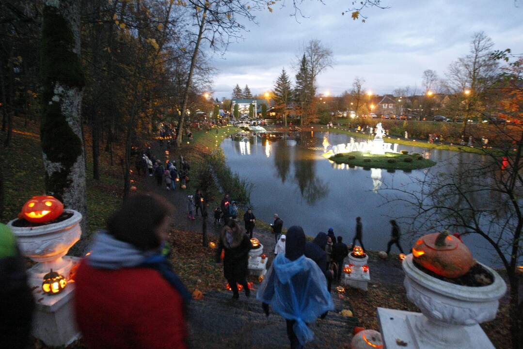 Šimtai moliūgų nušvito Švėkšnos parke