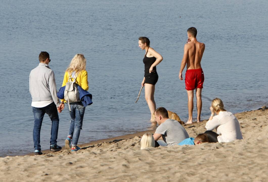 Rudeniškuose paplūdimiuose – vasariškos pramogos