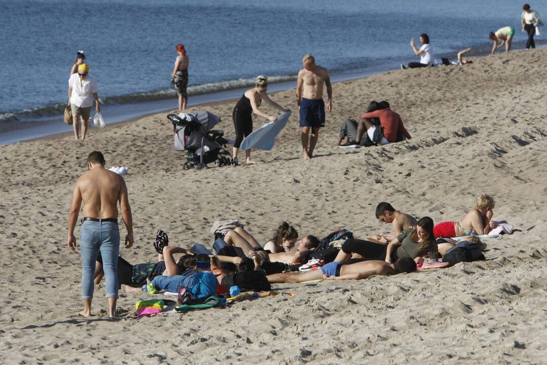 Rudeniškuose paplūdimiuose – vasariškos pramogos