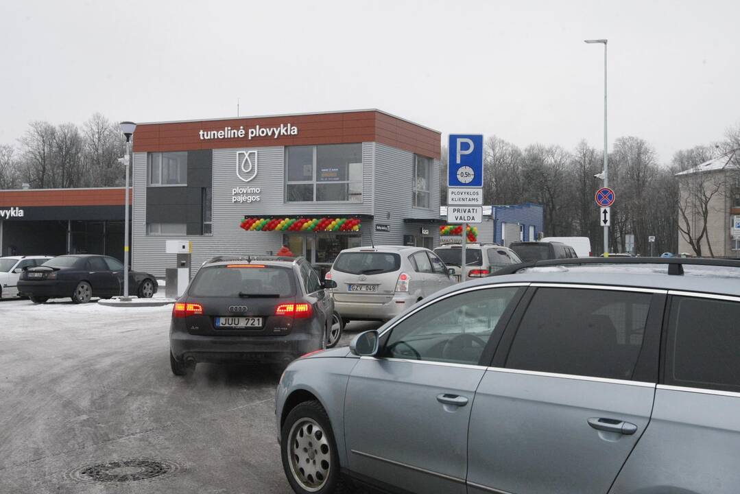 Automobilių eilės prie plovyklos