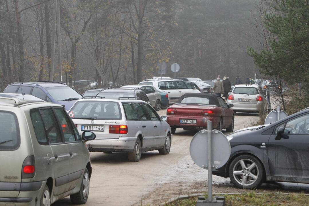 Klaipėdiečiai plūsta lankyti artimųjų kapų