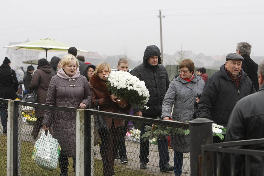 Klaipėdiečiai plūsta lankyti artimųjų kapų