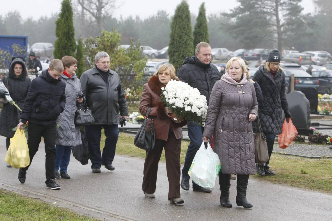 Klaipėdiečiai plūsta lankyti artimųjų kapų