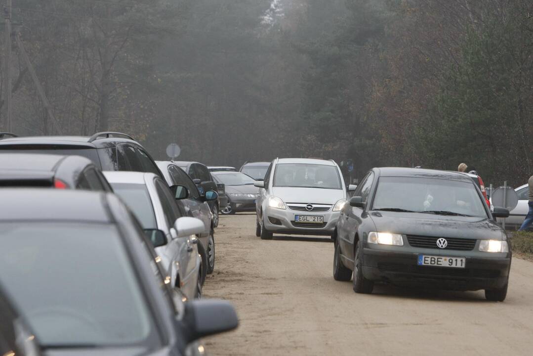 Klaipėdiečiai plūsta lankyti artimųjų kapų