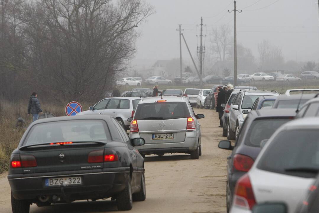 Klaipėdiečiai plūsta lankyti artimųjų kapų