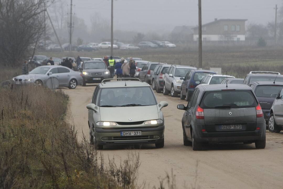 Klaipėdiečiai plūsta lankyti artimųjų kapų